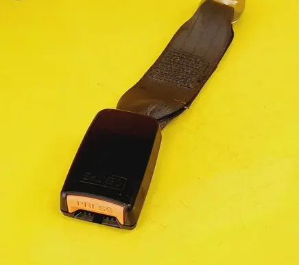 Suzuki Swift I Middle seatbelt buckle (rear) 