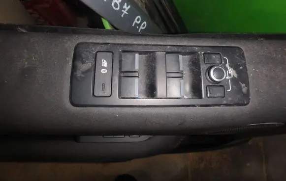 Land Rover Discovery 5 Quarter vent window switch 