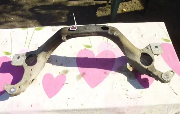 Engine mounting bracket