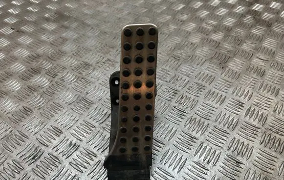 Accelerator throttle pedal