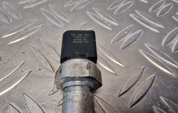 Volkswagen PASSAT B8 Air conditioning (A/C) pressure sensor 5Q0959126A