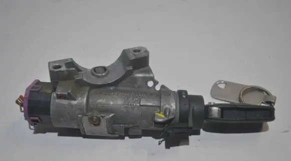 Volkswagen PASSAT B5 Ignition lock 4B0905851G