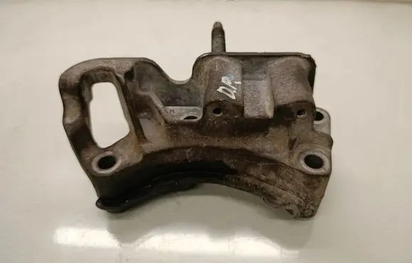 Volvo V50 Engine mounting bracket 
