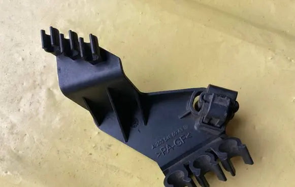 Mercedes-Benz C W203 Lower shock absorber bracket A2035460943