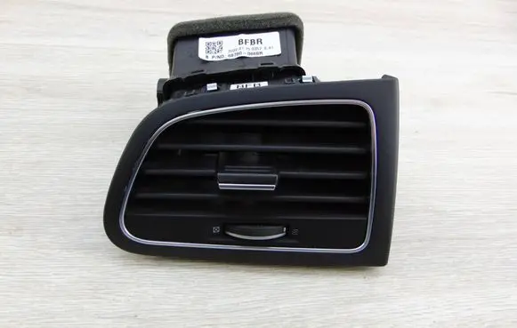 Renault Megane IV Dash center air vent grill 687600666R