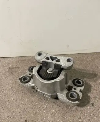 Land Rover Discovery Sport Engine mount bracket EJ327M121AD