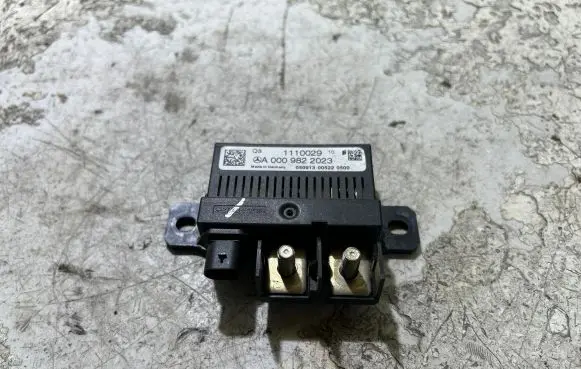 Mercedes-Benz A W176 Charging relay A0009822023 1110029 05091300522500