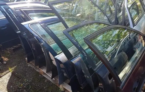 Mitsubishi Carisma Front door