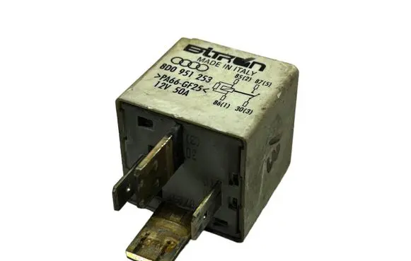 Volkswagen PASSAT B5.5 Other relay 8D0951253