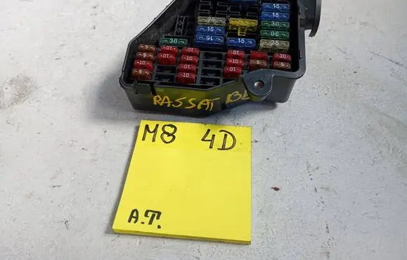 Volkswagen PASSAT B5 Fuse box set 568956556