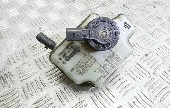 Volkswagen Golf Plus Brake fluid reservoir 1K1611301C