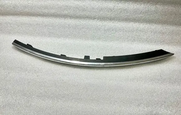 Front bumper splitter molding