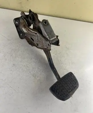 Toyota Land Cruiser (J120) Brake pedal