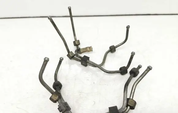 Suzuki Grand Vitara II Fuel injector supply line/pipe 