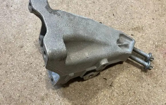 Mercedes-Benz E W214 Engine mounting bracket A6542231400