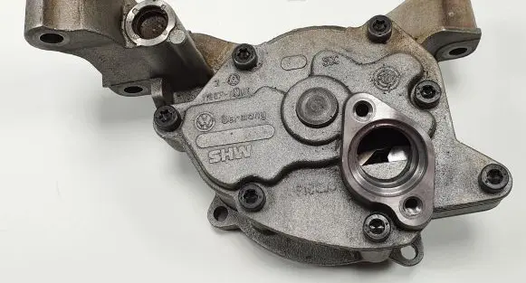 Volkswagen Golf VI Oil pump 11367-0201