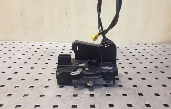 Renault Trafic II (X83) Front door lock 8200008261 91166229