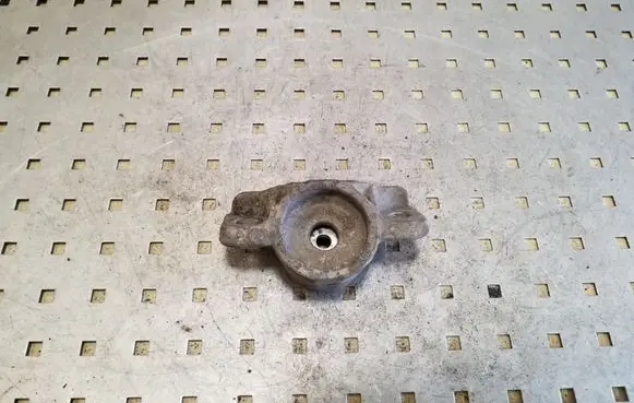 Opel Astra J Front shock absorber mounting bracket 