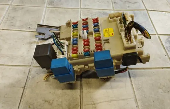 Nissan Almera N16 Fuse module 0320031 243505M310