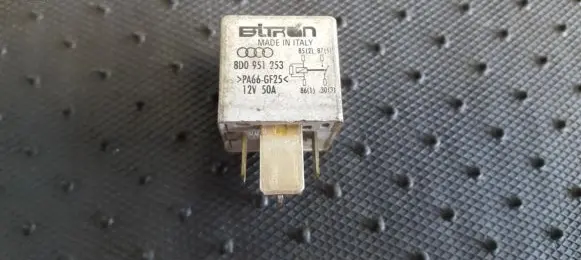 Volkswagen PASSAT B5 Other relay 8D0951253