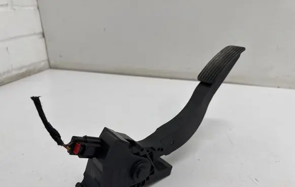 Opel Insignia B Accelerator throttle pedal 84657612