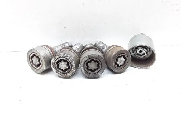 Volvo V70 Nuts/bolts 