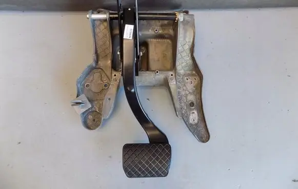 Volkswagen Touareg I Brake pedal 7L0723117