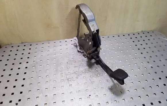Toyota RAV 4 (XA30) Brake pedal