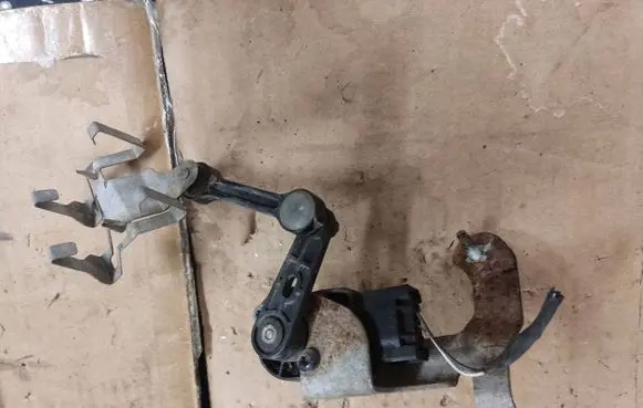 Mercedes-Benz C W205 Headlight level adjustment motor A0009053704 2576 141016