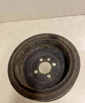 Volkswagen PASSAT B6 Crankshaft pulley 03G105243