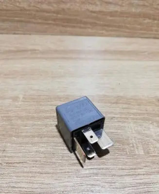 Volkswagen PASSAT B5 Other relay 8D0951253