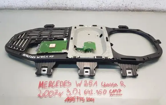 Mercedes-Benz R W251 Seat belt height adjuster A2518202275