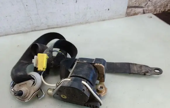 Volkswagen Caddy Front seatbelt 33014058