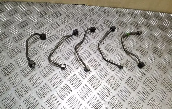 Fuel injector supply line/pipe