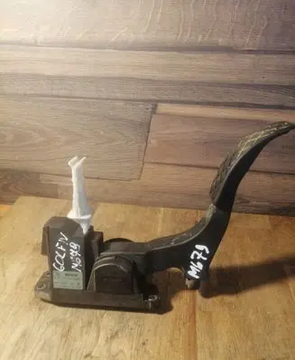 Volkswagen Golf IV Accelerator throttle pedal