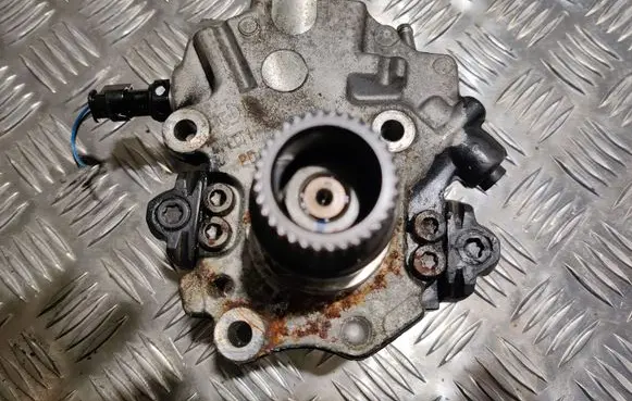 Mercedes-Benz E A207 Fuel injection high pressure pump 28447442 1156551LLR