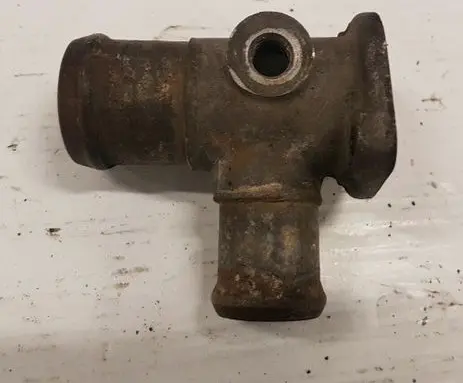 Volkswagen Golf I Engine coolant pipe/hose 068121133M