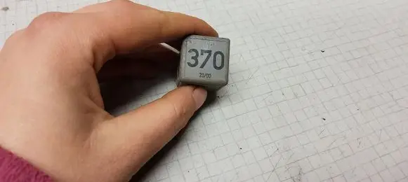 Volkswagen PASSAT B5 Other relay 8D0951253 370