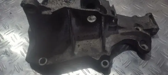 Volkswagen PASSAT B5 Engine mounting bracket