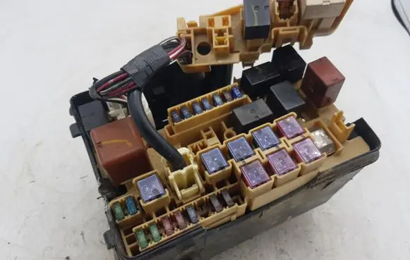 Toyota Avensis Verso Fuse module NOCODE