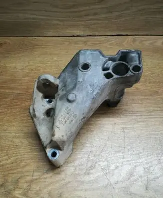 Engine mounting bracket