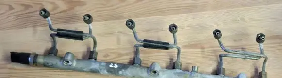 BMW 5 E39 Fuel distributor 
