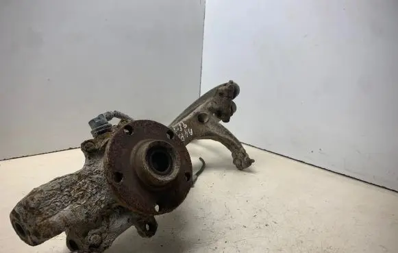 Front wheel hub spindle knuckle