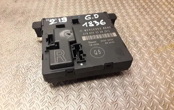 Mercedes-Benz CLS C219 Door control unit/module 2198200326 A2198200326