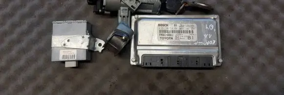 Toyota Corolla E120 E130 Engine control unit/module 8966102B11 0261208518 1039S09213