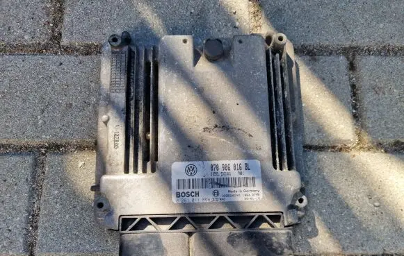 Volkswagen Touareg I Engine control unit/module 070906016BL