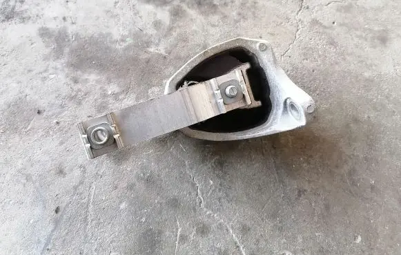 Volvo XC90 Engine mount bracket 31339951 31480565