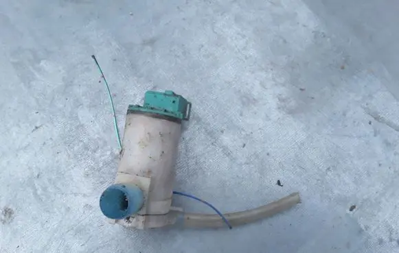 Nissan X-Trail T30 Windscreen/windshield washer pump 2224616A