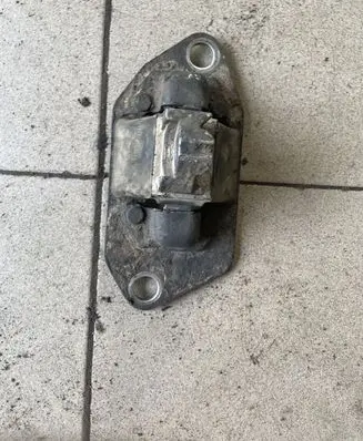 Volvo V70 Engine mount bracket
