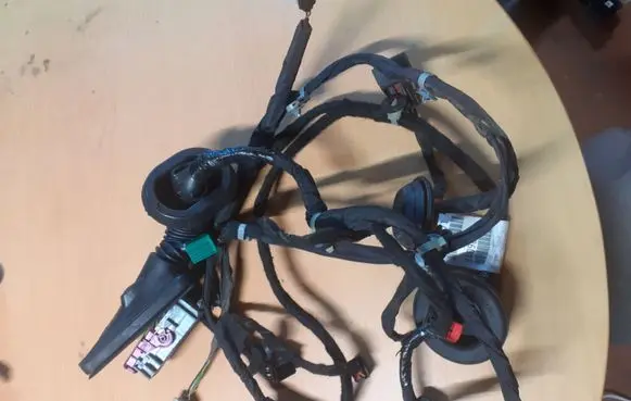 Chevrolet Malibu Front door wiring loom 84098171